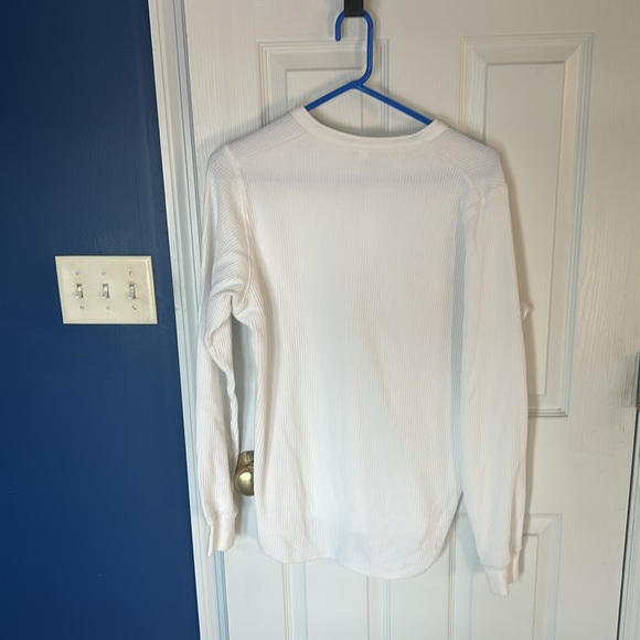 Adult Medium Uniqlo long sleeve white waffle pattern three button shirt - Picture 2 of 3